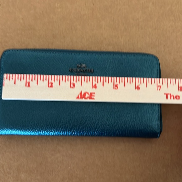 New Coach Deep Blue Green Pebbled Leather Medium Zip Around Accordion Wallet - Picture 8 of 10